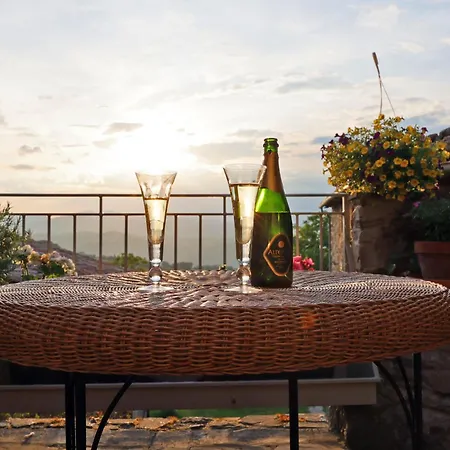 Splendida Casa In Sasso In Borgo Canossa