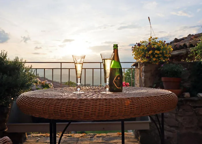 Splendida Casa In Sasso In Borgo Canossa